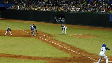Impenetrable picheo de Holguín blanquea a Industriales en béisbol cubano