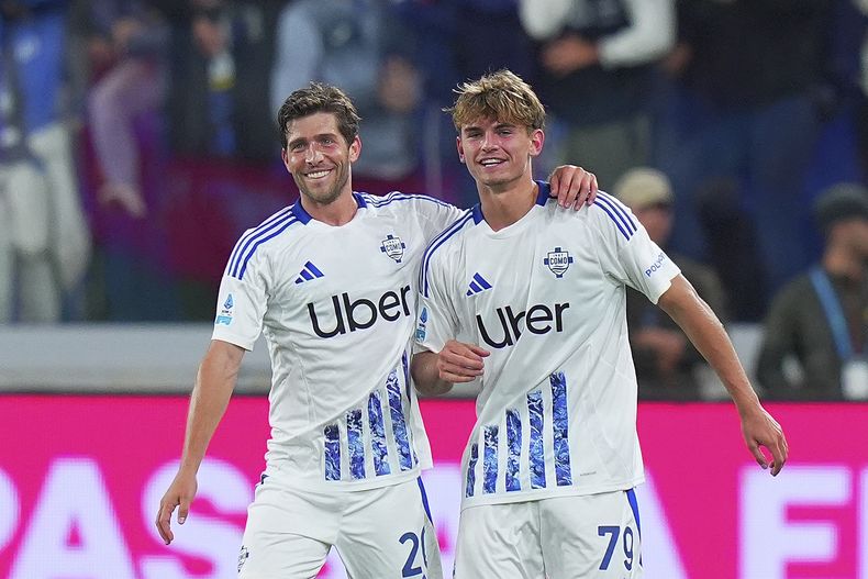 Nico Paz del Como celebra con Sergi Roberto tras anotar en el encuentro ante el Atalanta en la Serie A el martes 24 de septiembre del 2024. (Spada/LaPresse via AP)