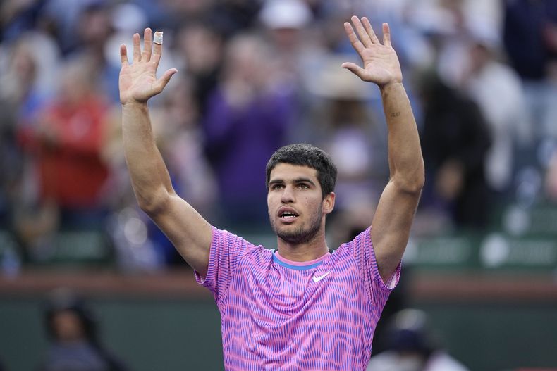 Carlos Alcaraz, de España, saluda a la multitud después de derrotar a Alexander Zverev, de Alemania, durante un partido de cuartos de final en el torneo de tenis BNP Paribas Open, el jueves 14 de marzo de 2024, en Indian Wells, California (AP Foto/Mark J. Terrill)