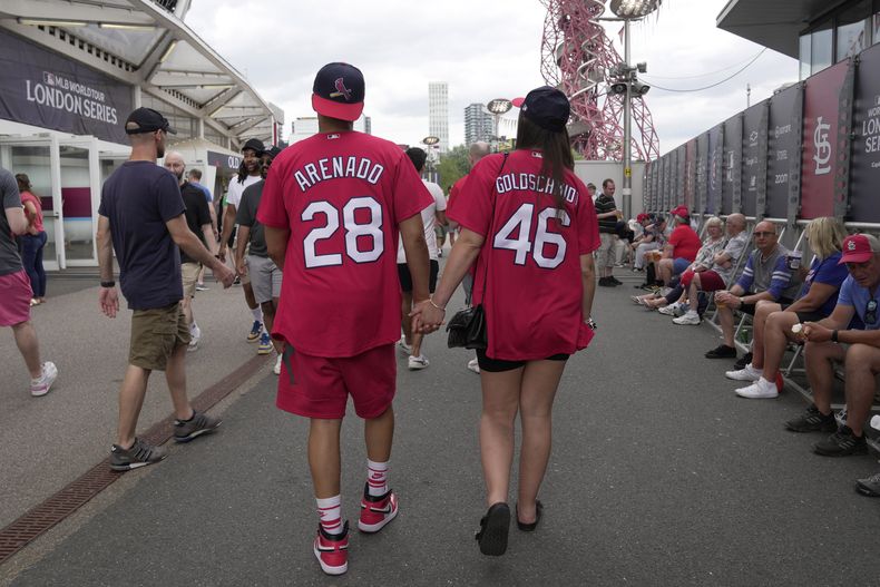 Aficionados con camisetas de los Cardenales de San Luis, el sábado 24 de junio de 2023, en Londres. (AP Foto/Kin Cheung)