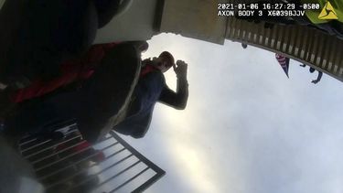 En esta imagen tomada del video de la cámara corporal de un policía, contenida y anotada en el memorando de sentencia del Departamento de Justicia contra Jack Wade Whitton, éste aparece en el Capitolio de Estados Unidos el 6 de enero de 2021, en Washington. (Departamento de Justicia vía AP)