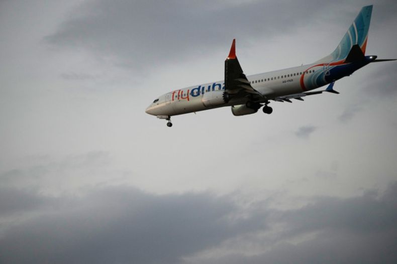 El avión de FlyDubai con pasajeros israelíes que estaban en el otro avión de FlyDubai que hizo un aterrizaje de emergencia en Arabia Saudí, llegando al Aeropuerto Internacional Ben Gurión cerca de Tel Aviv, Israel, el 30 de septiembre del 30, 2026. (AP foto/Ohad Zwigenberg)