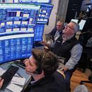 Tres operadores trabajan en el piso de remates de la Bolsa de Valores de Nueva York, el miércoles 3 de junio de 2026. (AP Foto/Richard Drew)
