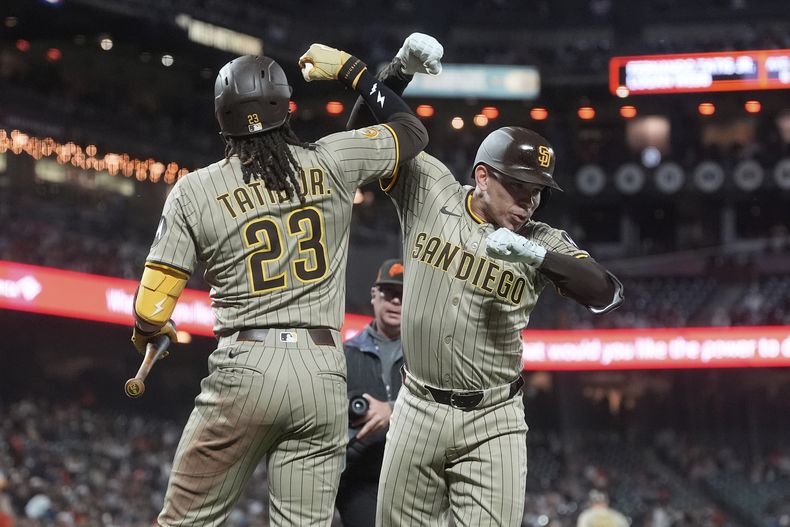 El venezolano de los Padres de San Diego Freddy Fermin felicita al dominicano Fernando Tatis Jr. tras batear un jonrón en la séptima entrada ante los Gigantes de San Francisco el lunes 11 de agosto del 2025. (AP Foto/Jeff Chiu)
