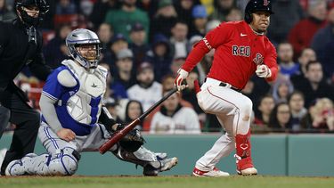 El dominicano Enmanuel Valdez, de los Medias Rojas de Boston, conecta un sencillo de dos carreras, adelante del cátcher mexicano Alejandro Kirk, de los Azulejos de Toronto, el miércoles 3 de mayo de 2023 (AP Foto/Michael Dwyer)