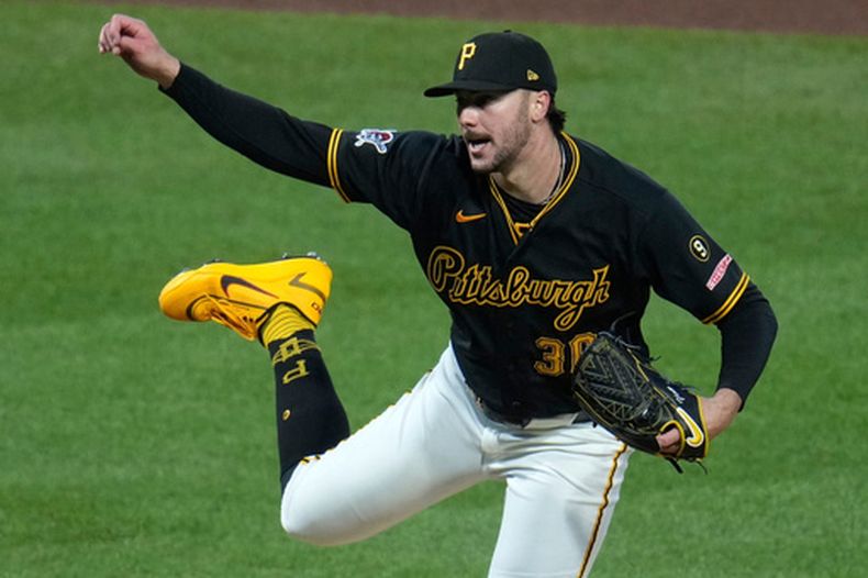 Paul Skenes, de los Piratas de Pittsburgh, hace un lanzamiento en el sexto inning del juego del martes 7 de abril de 2026 ante los Padres de San Diego (AP Foto/Gene J. Puskar)
