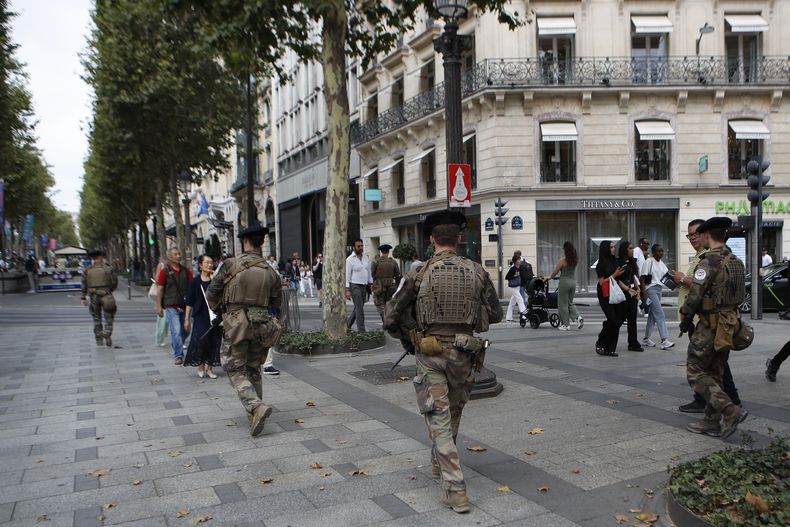 Soldados patrullan la avenida Champs Elysees antes de los Juegos Paralímpicos de París el martes 20 de agosto del 2024. (AP Foto/Aurelien Morissard)