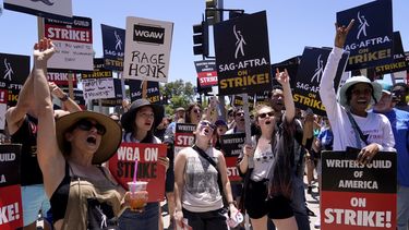 Guionistas y actores en huelga participan en un mitin frente a los estudios Paramount en Los Ángeles el viernes 14 de julio de 2023. (Foto AP/Chris Pizzello)
