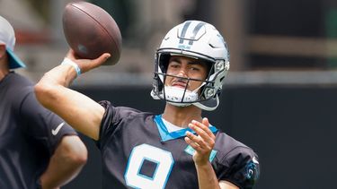 ARCHIVO - Foto del 9 de junio del 2026, el quarterback de los Panthers de Carolina Bryce Young pasa el balón en una sesión de práctica. (AP Foto/Nell Redmond, Archivo)