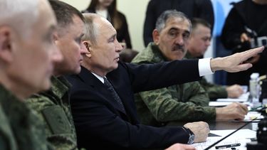 El presidente ruso Vladímir Putin, centro, izquierda, visita los ejercicios militares Centro-2026 en el terreno de entrenamiento Chebarkulsky en las afueras de Chebarkul, región de Cheliábinsk, Rusia, el viernes 2 de octubre de 2026. (Alexander Kazakov, Sputnik, Kremlin Pool Foto vía AP)