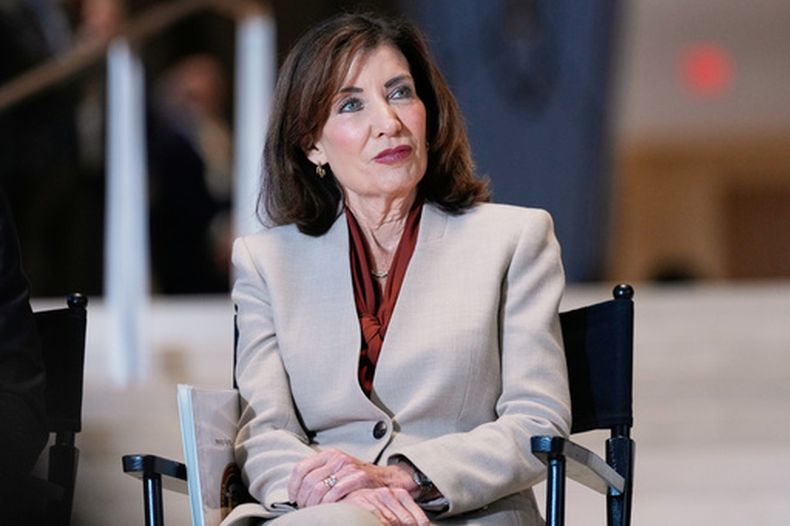 ARCHIVO - La gobernadora del estado de Nueva York, Kathy Hochul, participa en una ceremonia para cortar un lazo en las oficinas de JPMorgan Chase en Nueva York, el 21 de octubre de 2025. (AP Foto/Seth Wenig, Archivo)