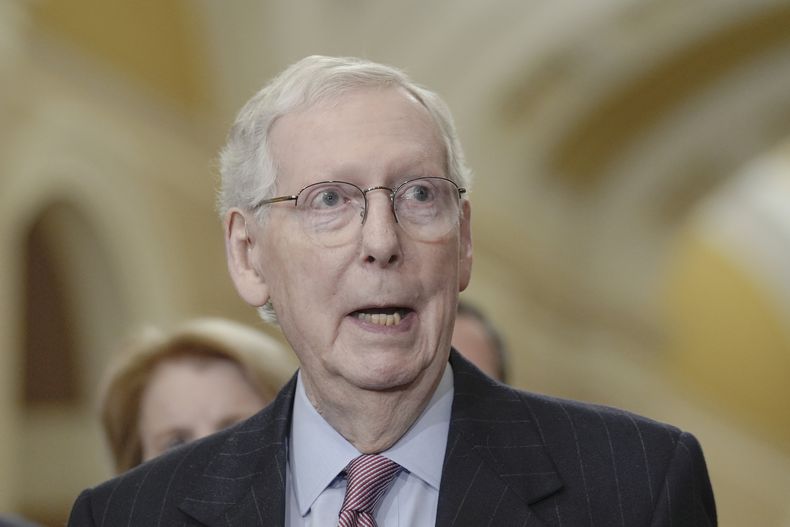 El líder de la minoría del Senado de EEUU, Mitch McConnell, republicano por Kentucky, habla después de un almuerzo político en el Capitolio el martes 27 de febrero de 2024, en Washington. (Foto AP/Mariam Zuhaib)