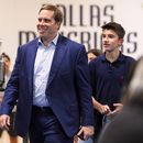 ARCHIVO - Patrick Dumont, izquierda, gobernador de los Mavericks de Dallas, llega a una conferencia de prensa en las instalaciones de entrenamiento del equipo, el 27 de junio de 2025, en Dallas. (AP Foto/Tony Gutierrez, File)