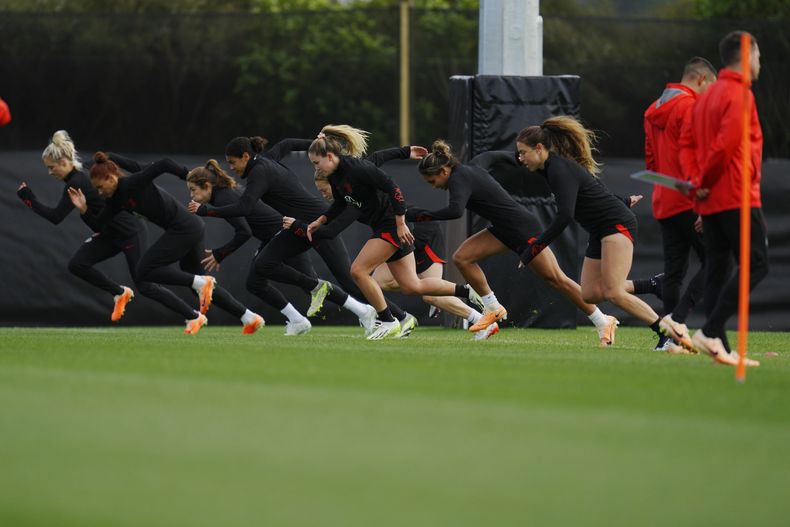 Jugadores de los Estados Unidos realizan rutinas durante el entrenamiento del equipo en la Copa Mundial de Fútbol Femenino de la FIFA, en el Bay City Park, en Auckland, Nueva Zelanda. (AP Foto/Abbie Parr)