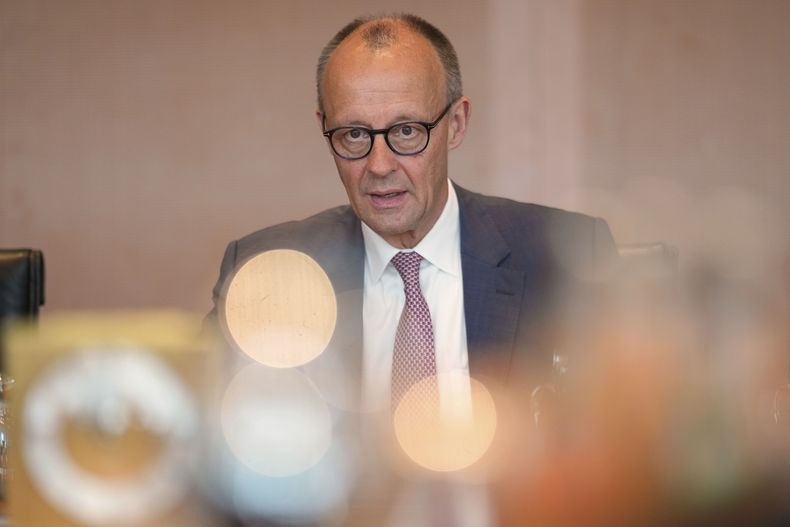 El canciller alemán Friedrich Merz llega a una reunión en Berlín, Alemania, el miércoles 28 de mayo de 2025. (AP Foto/Markus Schreiber)