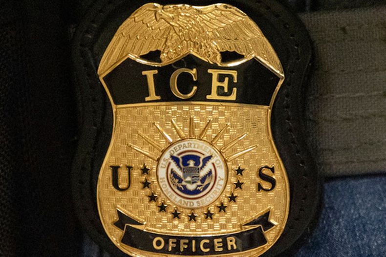 ARCHIVO – Un agente federal porta una placa del Servicio de Inmigración y Control de Aduanas (ICE, por sus siglas en inglés) en Nueva York, el 10 de junio de 2025. (AP Foto/Yuki Iwamura, Archivo)