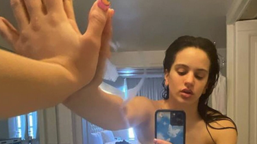 rosalia se muestra sin censuras: desnudo completo, selfies hot y fotos intimas con rauw alejandro en istagram