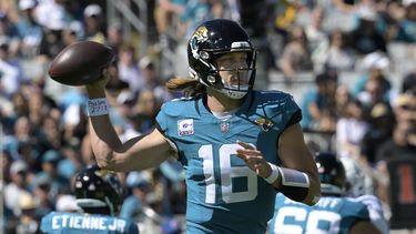 El quarterback de los Jaguars de Jacksonville Trevor Lawrence observa antes de lanzar el balón en el encuentro ante los Colts de Indianápolis el domingo 15 de octubre del 2023. (AP Foto/Phelan M. Ebenhack)