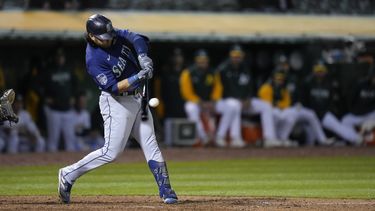 El jugador de los Marineros de Seattle Eugenio Suárez pega un jonrón de tres carreras contra los Atléticos de Oakland en el 10mo inning de su juego en Oakland, California, el miércoles 5 de mayo de 2023. (AP Foto/Godofredo A. Vásquez)