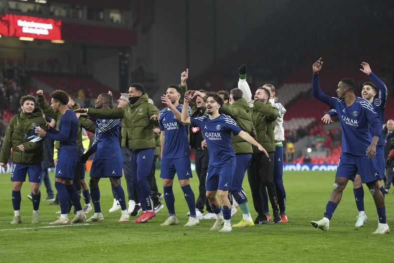 Jugadores del Paris Saint-Germain celebran tras su victoria en la tanda de penales del duelo de vuleta de los octavos de final de la Liga de Campeones ante el Liverpool el martes 11 de marzo del 2025. (AP Foto/Jon Super)