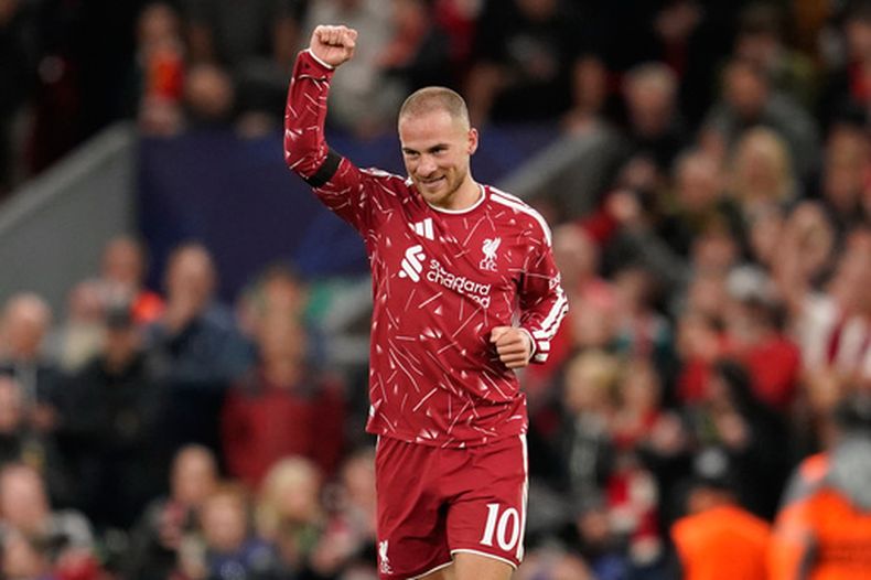 El mediocampista del Liverpool, Alexis Mac Allister, celebra tras anotar el segundo gol de su equipo durante el partido de la fase inicial de la Liga de Campeones de la UEFA entre el Liverpool y el Atlético de Madrid en Liverpool, Inglaterra, el miércoles 9 de septiembre de 2026. (Foto AP/Dave Thompson)