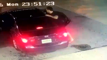 mujer y sus dos hijos se enfrentan a unos ladrones en una estacion de gasolina