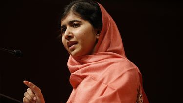 americateve | La adolescente paquistan&iacute; Malala Yousafzai habla en la Universidad de Harvard, en esta imagen del  27 de septiembre de 2013. Malala y su padre ser&aacute;n entrevistados en CNN el jueves 10 de octubre de 2013 por la noche en CNN. (Foto AP/Jessica R