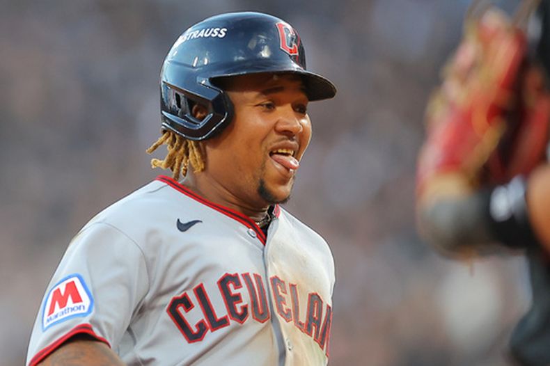 El dominicano José Ramírez, de los Guardianes de Cleveland, festeja su triple de dos carreras ante los Medias Blancas de Chcago, en el tercer juego de la serie divisional de la Liga Americana (AP Foto/Melissa Tamez)