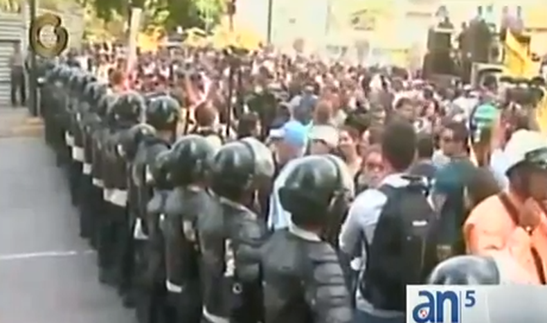 Periodistas y trabajadores de la prensa se unieron a las manifestaciones de los estudiantes universitarios en Venezuela pero esta vez para exigir al gobierno la entrega de los dólares para importar el papel que se requiere para imprimir los periódicos.