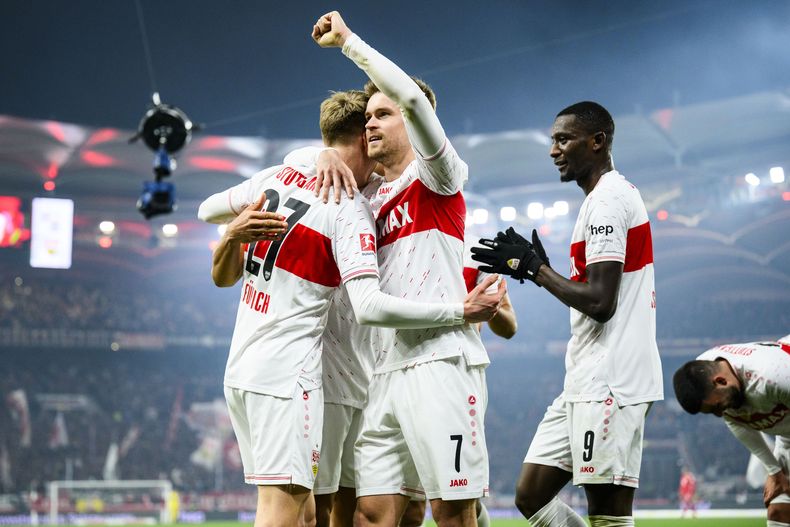 Chris Führich del Stuttgart celebra con sus compañeros tras anotar el segundo gol de su equipo en el encuentro ante el Unión de Berlín el viernes 8 de marzo del 2024. (Tom Weller/dpa via AP)