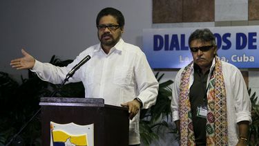 americateve | Iv&aacute;n M&aacute;rquez, jefe negociador de las Fuerzas Armadas Revolucionarias de Colombia (FARC), a la izquierda, habla a la prensa acompa&ntilde;ado por el rebelde Jes&uacute;s Santrich al inicio de una nueva ronda de di&aacute;logo con el gobierno