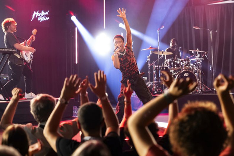 ARCHIVO - El cantautor estadounidense David Anthony Burke, también conocido como D4vd, actúa en el escenario del Casino durante el 58º Festival de Jazz de Montreux (MJF), en Montreux, Suiza, el 19 de julio de 2024. (Cyril Zingaro/Keystone via AP, File)