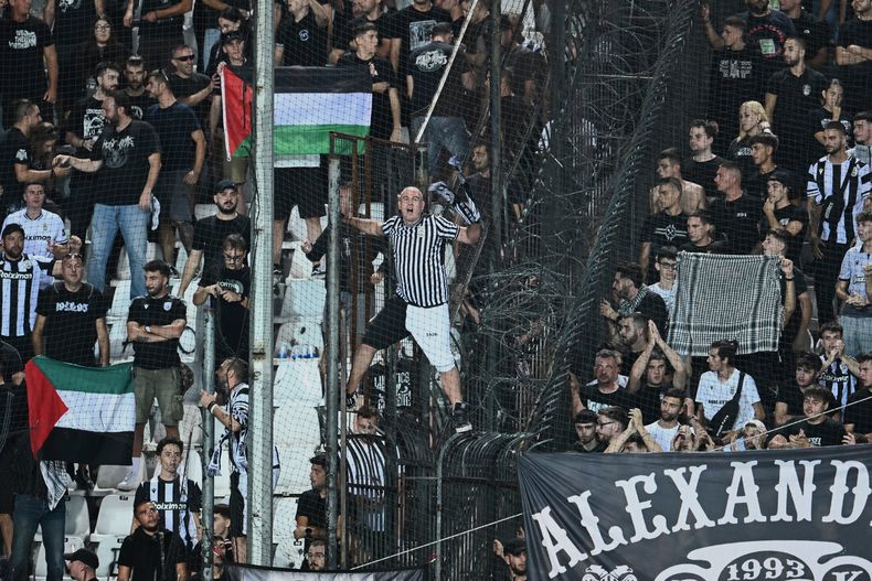 Hinchas de PAOK agitan banderas palestinas durante el partido de la Liga Europa entre PAOK y Maccabi Tel Aviv, el miércoles 24 de septiembre de 2025, en Salónica, Grecia. (AP Foto/Giannis Papanikos)