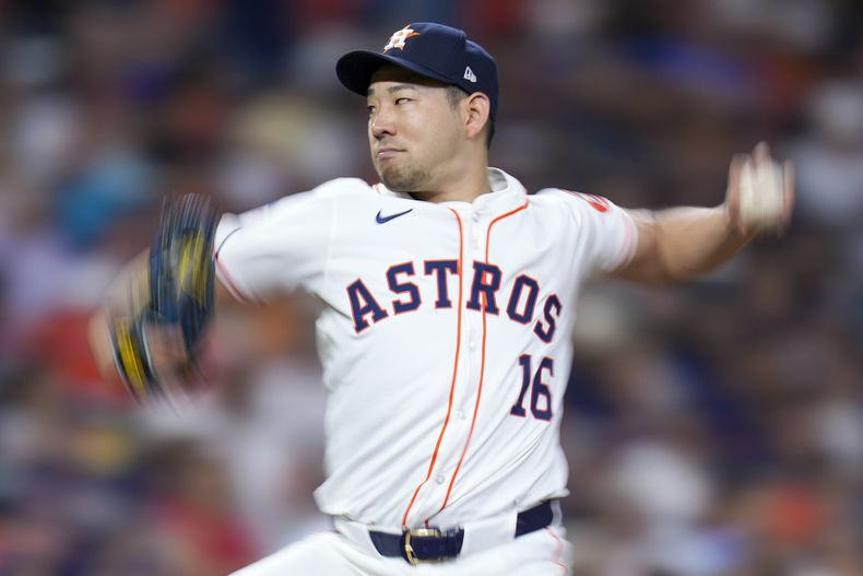 Yusei Kikuchi, abridor de los Astros de Houston, hace un lanzamiento en el juego ante los Reales de Kansas City, el sábado 31 de agosto de 2024 (AP Foto/Eric Christian Smith)