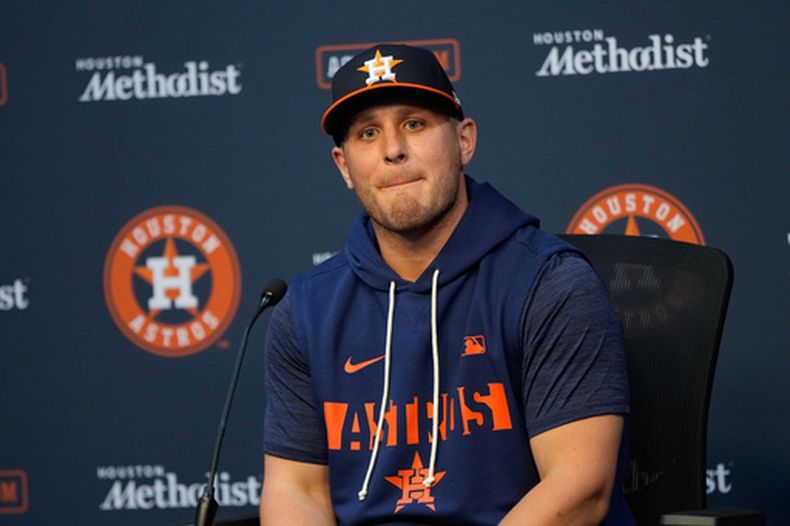 El ex jardinero de los Azulejos de Toronto Daulton Varsho escucha preguntas durante una conferencia de prensa después de ser canjeado a los Astros de Houston previo a su partido de béisbol de Grandes Ligas del lunes 3 de agosto de 2026, en Houston. (AP Foto/David J. Phillip)