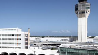 Detienen a padre en aeropuerto por supuesto intento de secuestro