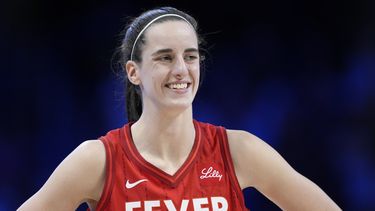 Caitlin Clark, del Fever de Indiana, sonríe durante el partido del miércoles 17 de julio de 2024, ante las Wings de Dallas (AP Foto/Tony Gutiérrez)