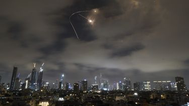El sistema de defensa antiaérea israelí dispara para interceptar misiles durante un ataque iraní a Tel Aviv, Israel, el 21 de junio de 2025. (AP Foto/Leo Correa)