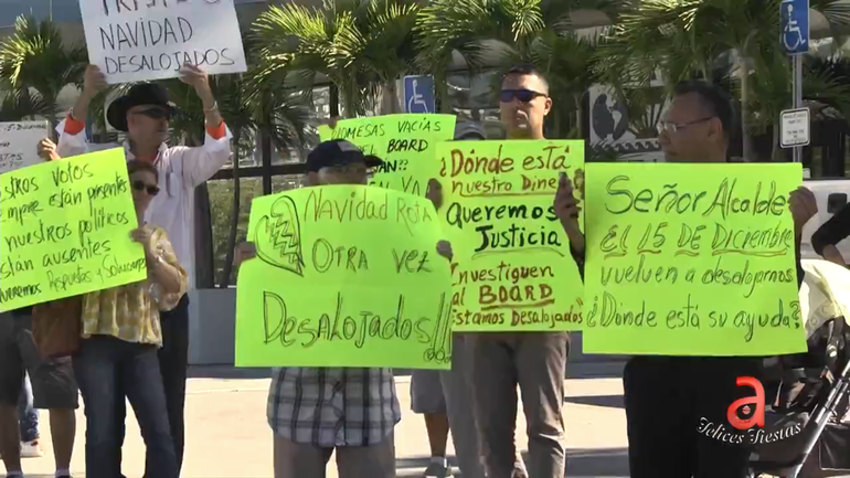 Tras 5 meses desalojados, inquilinos de un edificio en el NW de Miami protestas frente al ayuntamiento de Miami