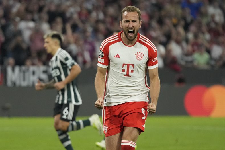 Harry Kane celebra tras marcar el tercer gol del Bayern Múnich en la victoria 4-3 ante el Manchester United en la Liga de Campeones, el miércoles 20 de septiembre de 2023, en Múnich. (AP Foto/Matthias Schrader)