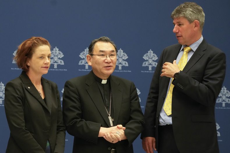Desde la izquierda, la vicepresidenta de Caritas Internationalis, Kristy Robertson, el presidente de la oficina en Tokio de la organización, el arzobispo Tarcisio Isao Kikuchi, y el secretario general Alistair Dutton, se reúnen con periodistas en el Vaticano, el martes 16 de mayo de 2023. (AP Foto/Gregorio Borgia)