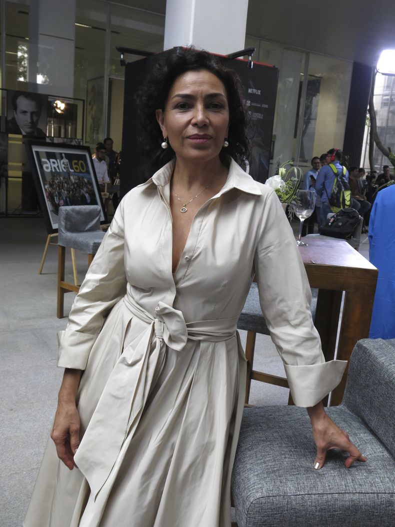 Dolores Heredia de El norte sobre el vacío, posa en el almuerzo de nominados de la 65a edición del Premio Ariel de la Academia Mexicana de Artes y Ciencias Cinematográficas en la Ciudad de México el 3 de agosto de 2023. (Foto AP/Berenice Bautista)