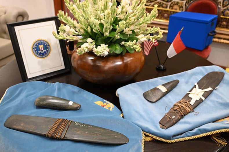 En esta imagen, distribuida por la Oficina de Prensa, Medios e Información de la Secretaría de la Presidencia de Indonesia, varios objetos repatriados, presentados durante un encuentro entre el presidente de Indonesia, Prabowo Subianto, y el director del FBI, Kash Patel, en Yakarta, Indonesia, el 22 de julio de 2026. (Secretaría de la Presidencia de Indonesia vía AP)
