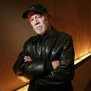 ARCHIVO - El actor y comediante George Carlin posa en un hotel de Nueva York el 19 de marzo de 2004. Los herederos de George Carlin demandaron el 25 de enero de 2024 a la compañía de medios detrás de un falso especial de comedia de una hora de duración que supuestamente utiliza inteligencia artificial para recrear el estilo y el material del difunto comediante de monólogos. (Foto AP/Gregory Bull, archivo)