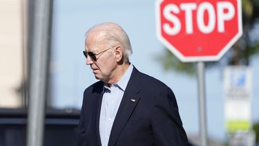 El presidente estadounidense Joe Biden sale de la iglesia católica St. Edmond en Rehoboth Beach, Delaware, el sábado 1 de junio de 2024. (AP Foto/Susan Walsh)