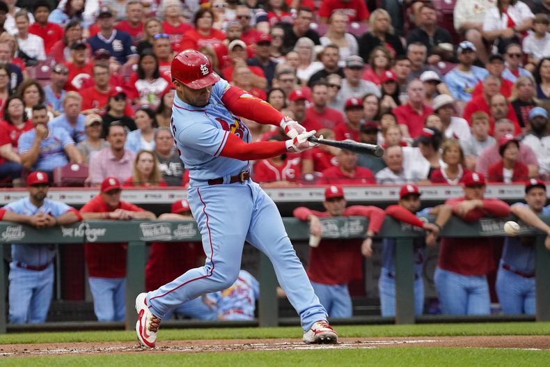 El venezolano Willson Contreras, de los Cardenales de San Luis, conecta un sencillo productor en el juego del sábado 9 de septiembre de 2023, ante los Rojos de Cincinnati (AP foto/Joshua A. Bickel)