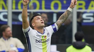 El argentino Lautaro Martinez del Inter de Milán celebra tras anotar en el encuentro de la Serie A ante el Cagliari el sábado 12 de abril del 2025. (Spada/LaPresse via AP)