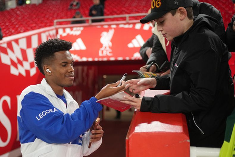 El delantero de Chelsea Estevao firma autógrafos previo al partido contra Liverpool en la Copa de la Liga inglesa, el miércoles 28 de octubre de 2026, en Liverpool. (AP Foto/Jon Super)