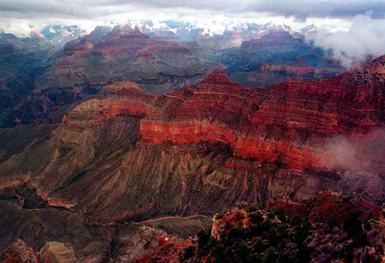 ARCHIVO – El sendero Kaibab, en el centro, de derecha a izquierda, en el Parque Nacional del Gran Cañón, el 20 de enero de 2001. (AP Foto/Matt York, Archivo)