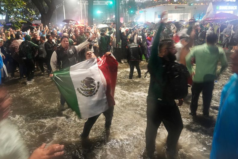 Aficionados mexicanos festejan el triunfo de su selección en el Mundial ante República Checa, el miércoles 24 de junio de 2026, en la capital (AP Foto/Marco Ugarte)